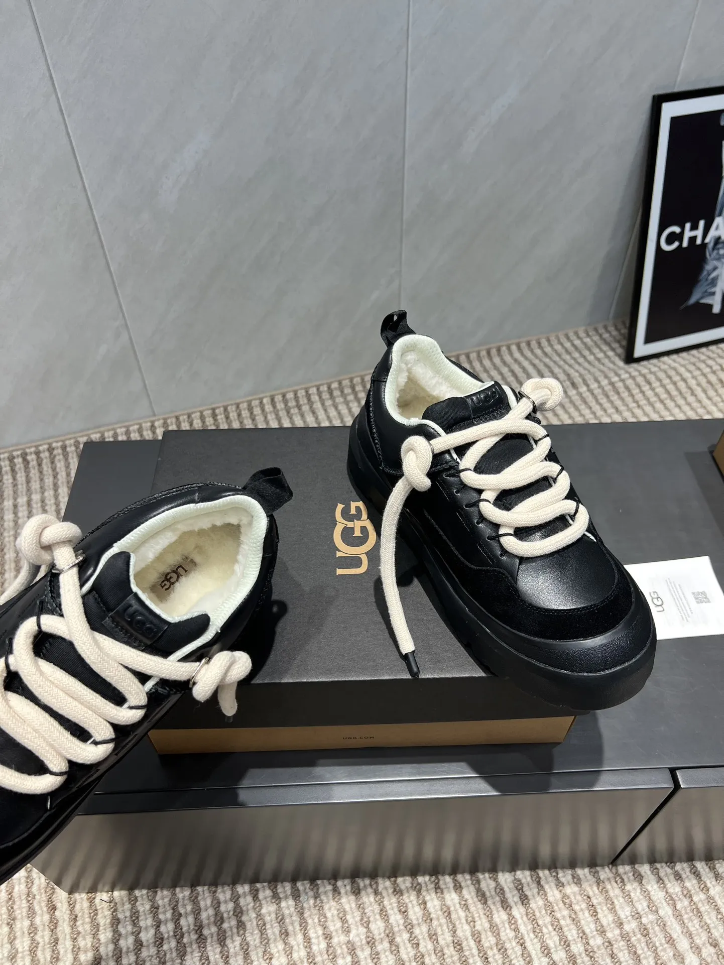 Factory: Couple P620💰 "Exclusive top version" UGG~25vs popular platform thick-soled casual shoes series... [Couple's thick-soled Maori casual shoes] A shoe that will not clash with shirts, simple partition design ➕ spotted outsole, silk curly upper, a must-have for autumn and winter, can be worn with any pants or skirt, very comfortable and good-looking... ❶Fabric: Original customized cow ➕ Sheepskin ❷Inner lining: original customized wool ❸Feet: original customized sheepskin ❹Outsole: original molded foam outsole ❺Number: 35-44 (Female 41. Male 45. Customized, non-returnable) ❻Packaging: Original full set of packaging ☀Color: Official website updated simultaneously
